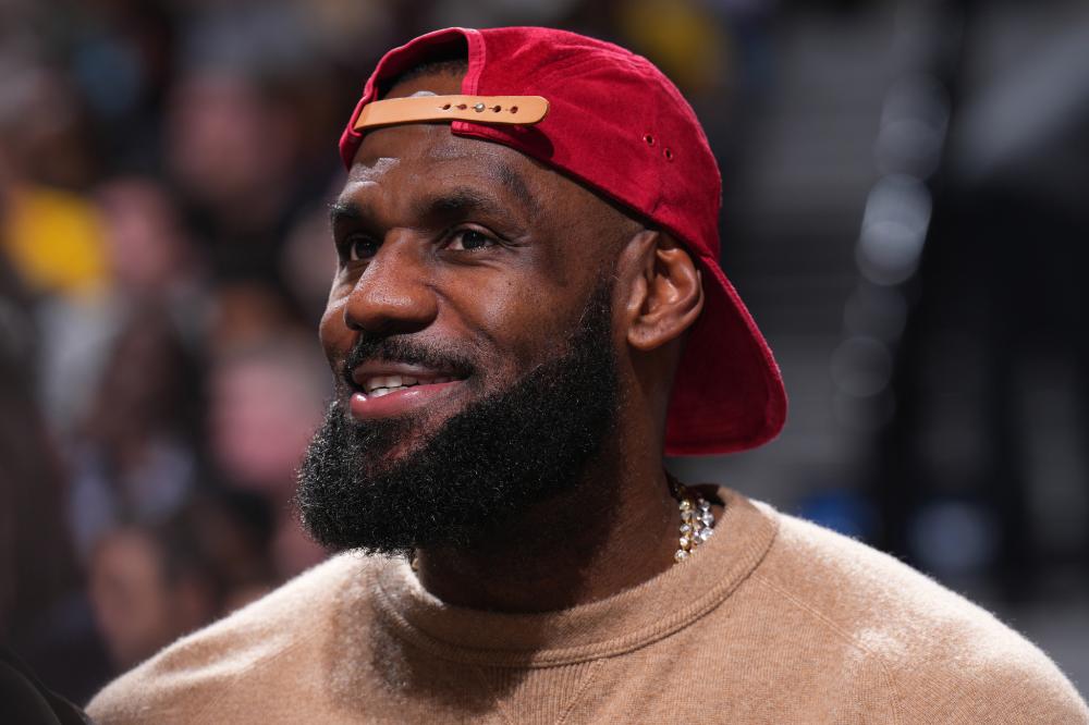 足球规则修订：门将持球超8秒将被罚角球 越位新规测试.