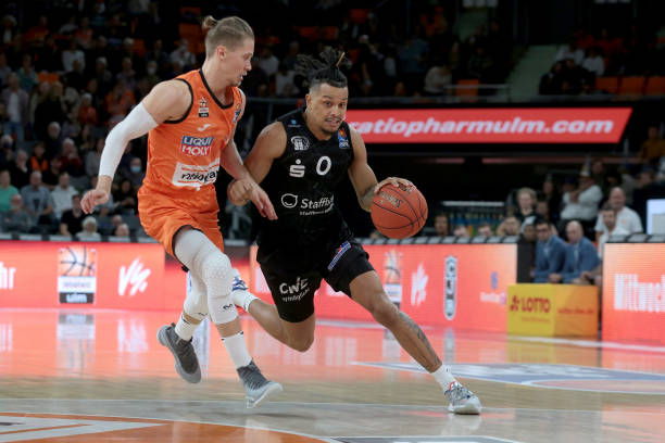 更为宽裕的 更为宽裕的