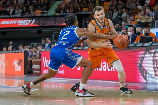 骑士后卫斯特鲁斯左脚骨折，2025年报销，东部第一强队受影响